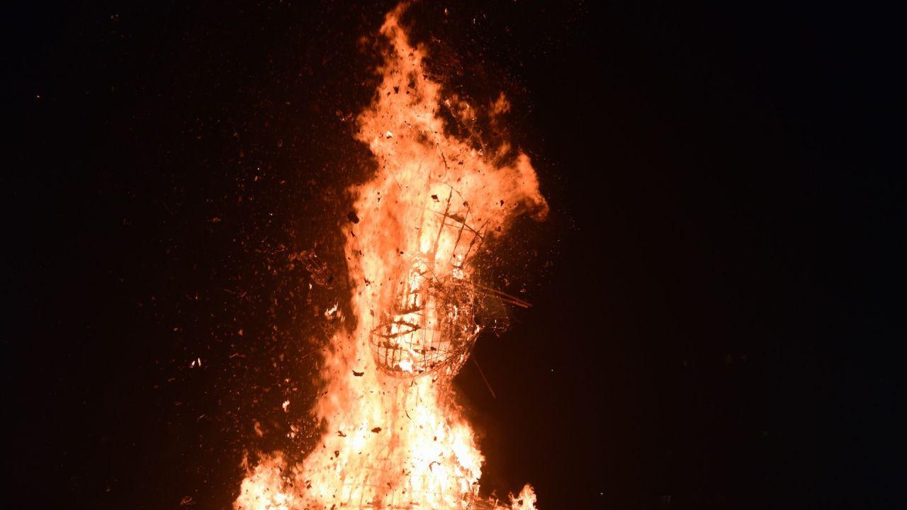 In tandem with the immersion of Goddess Durga, the effigy of Ravana, a symbolic representation of evil, was set ablaze. This ritual, known as the Ravana Dahan, is a pivotal moment during Navratri when the defeat of Ravana by Lord Rama is celebrated.