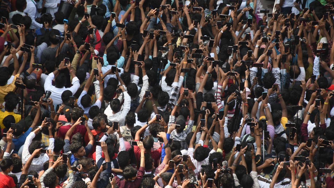 A sea of devotees surrounded the procession of Mumbaichi Mauli, Pratiksha Nagar Goddess Ambe idol who removed their devices to capture the stupefying scene.