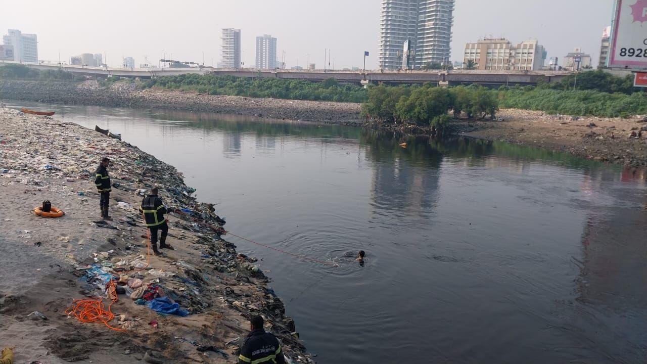In a dramatic turn of events, a mobile snatcher managed to evade capture by making a daring escape into Mahim Creek on a Friday afternoon. Pics/Ashish Raje