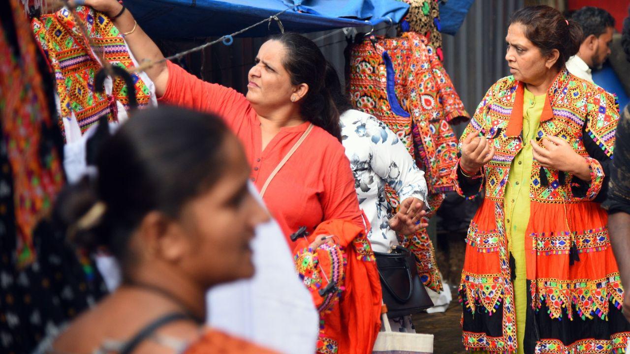 Usually, women don lehengas and men wear kediyus while playing ‘Garba’, a Gujarati dance form, usually performed during Navratri