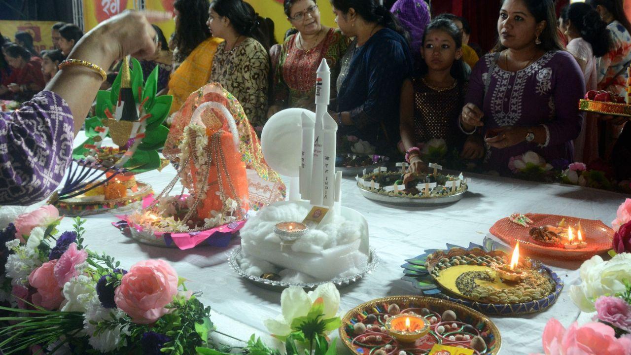 The organisers of the Rang Raas event being held in Thane hosted an arts & crafts competition for the adults wherein they had to make decorative aarti thalis (benediction plates).  Pics/ Satej Shinde