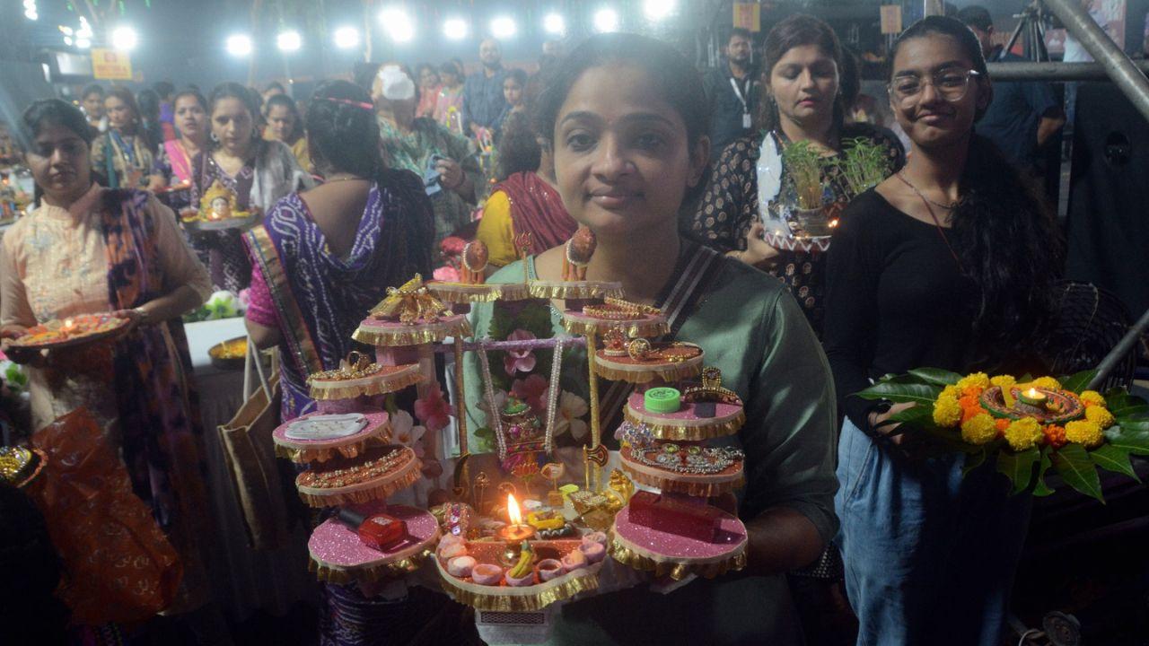 At the event held in Thane's Modella Mill Compound, where both men and women actively were seen actively participating in the competition and they had come up with creative decor ideas. 