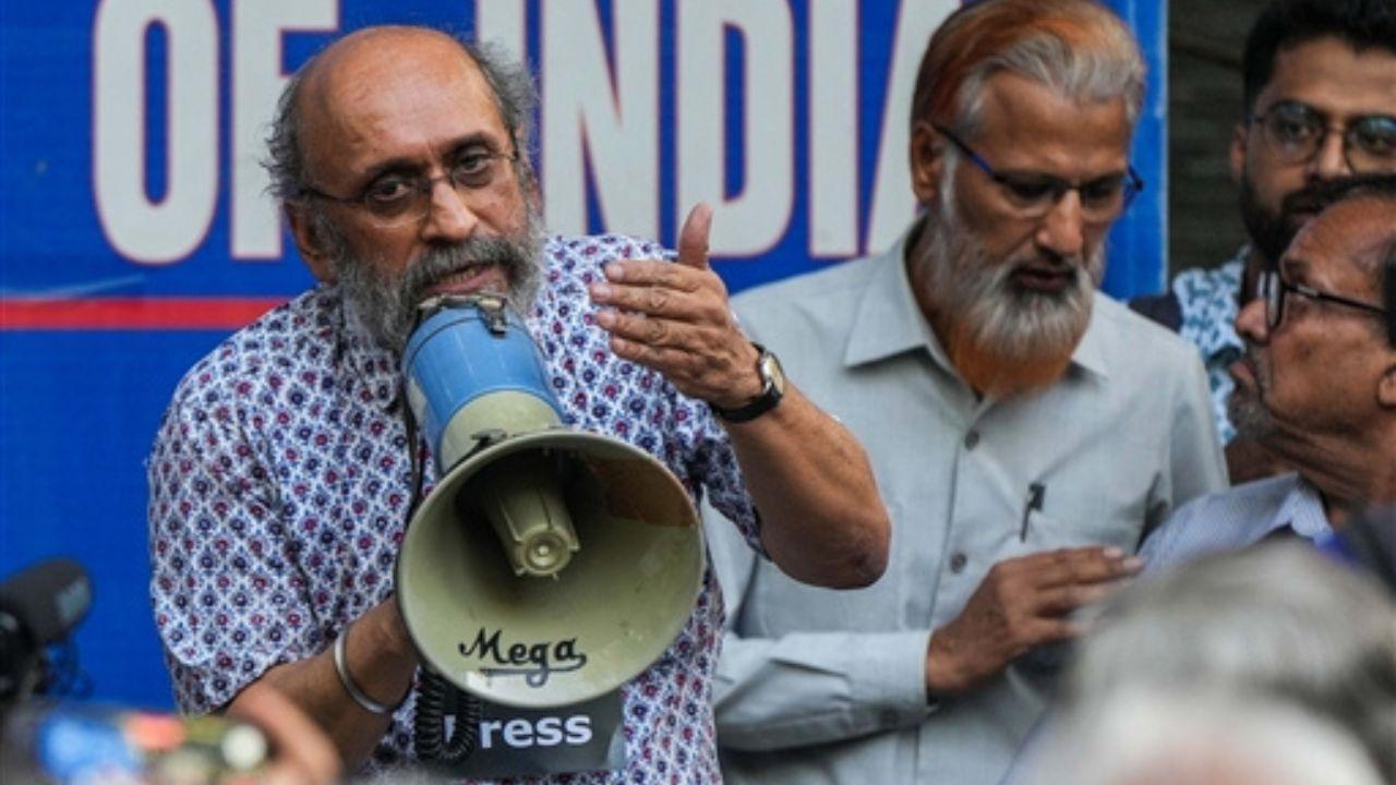 Journalists from different media organisations gathered on Wednesday to protest against the Delhi Police crackdown on NewsClick and arrest of its founder Prabir Purkayatha. Pics/PTI