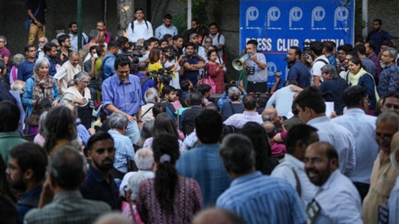 The journalists had organized a peaceful protest in front of the Press Club of India in Delhi. Author Arundhati Roy was also spotted at the protest.