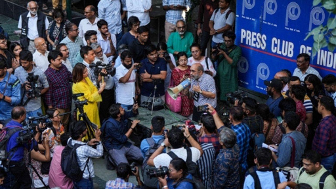 Senior journalist Paranjoy Guha Thakurta, who was interrogated as well, spoke extensively at the protest about his experience and behaviour of the police. 