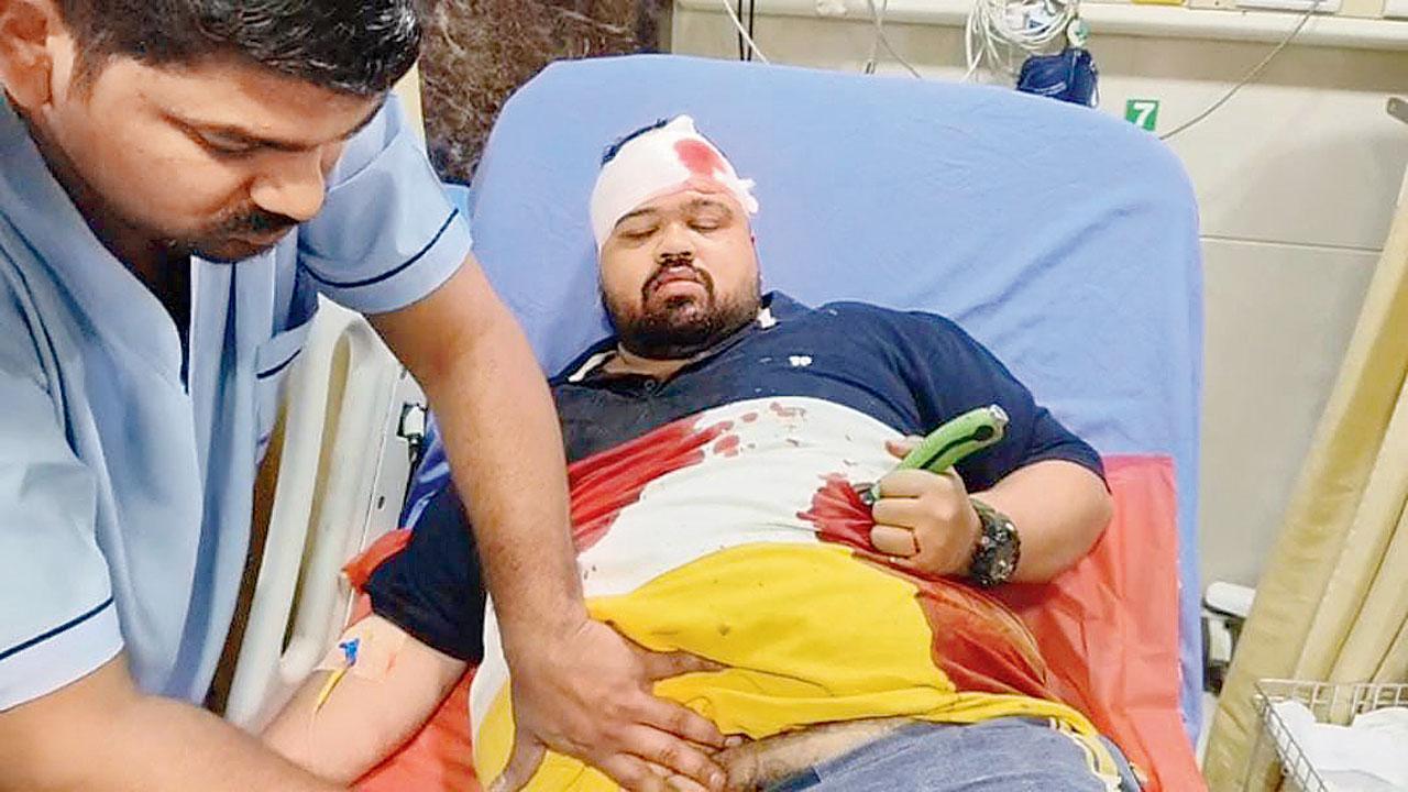 Mumbai: Stabbed, man walks into hospital holding knife stuck in abdomen
