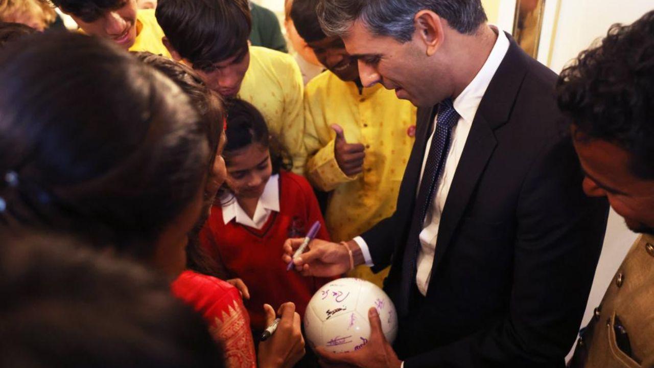 During this extraordinary meeting, the children representing the OSCAR Foundation shared their life experiences, their dedication to education, their passion for football, and their commitment to gender equality with Prime Minister Sunak and his wife, Akshata Murty. They also took the chance to discuss their numerous new experiences.