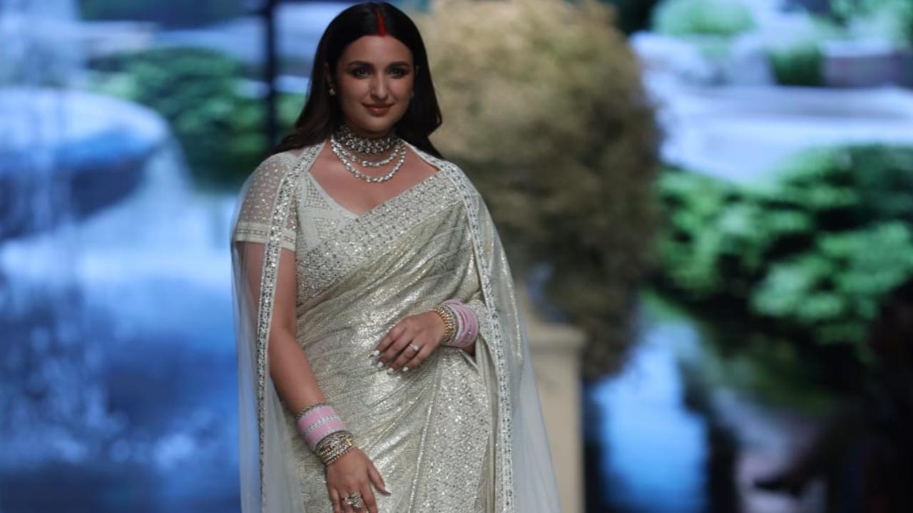 Parineeti Chopra turned showstopper for Faabiiana at the Fashion Design Council of India (FDCI) X Lakme Fashion Week. This was the first fashion event that Parineeti attended after her wedding. Read More