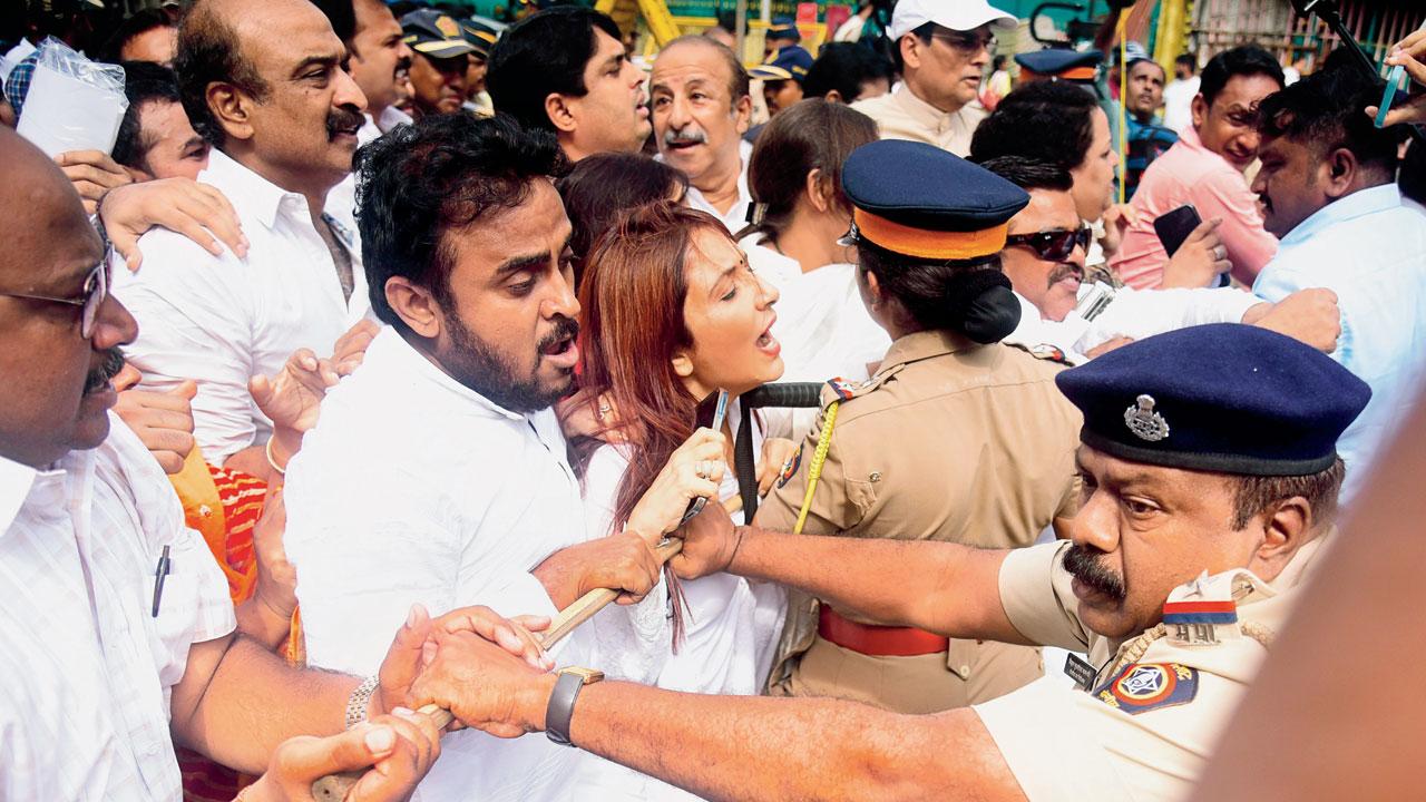 Party workers allege they were manhandled by the police. Pics/Shadab Khan