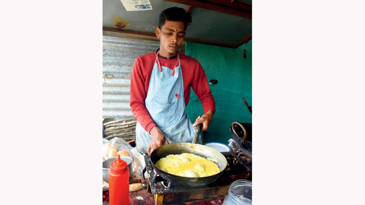 A local food stall owner in Chalkewadi makes an omelette 