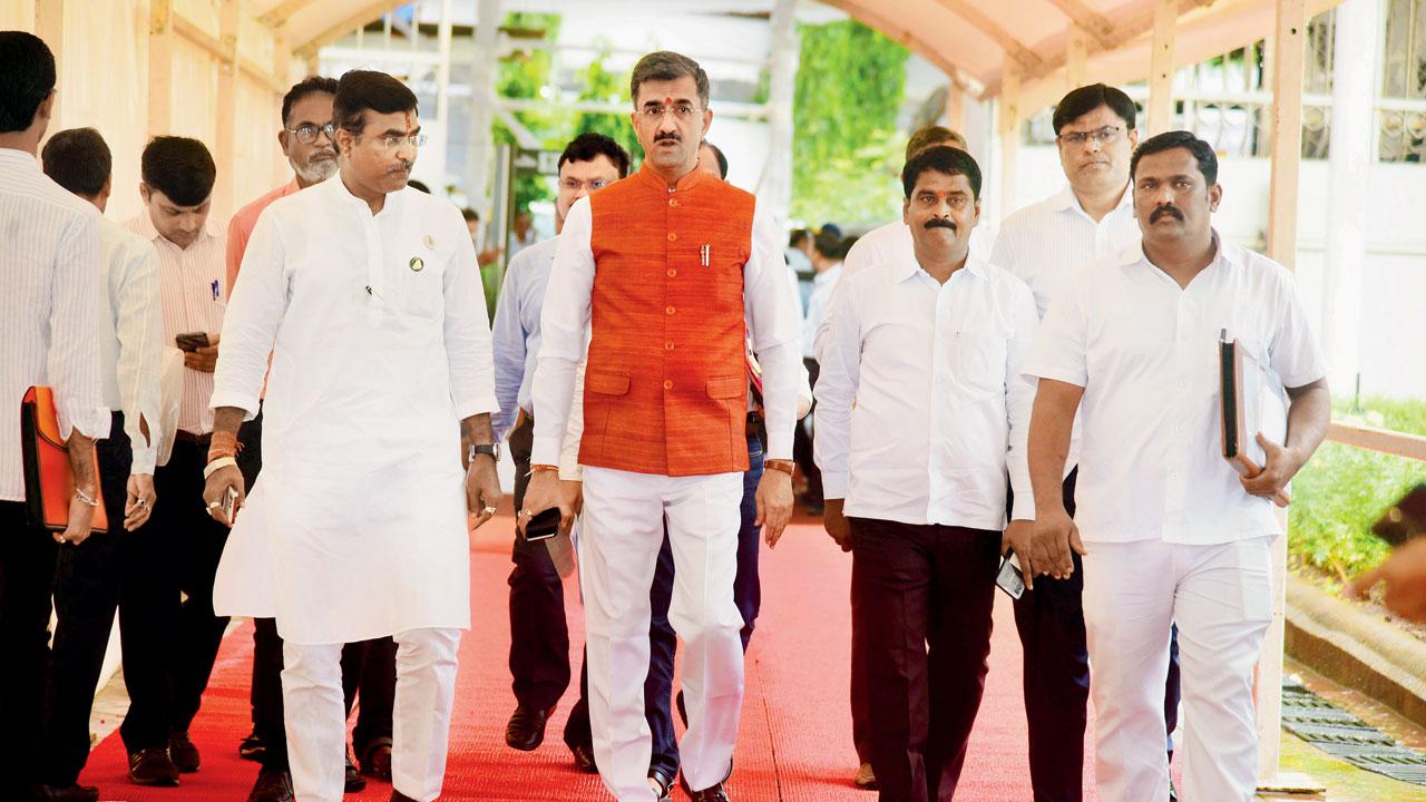 Excise Minister Shambhuraj Desai (second from left). File Pic/Atul Kamble