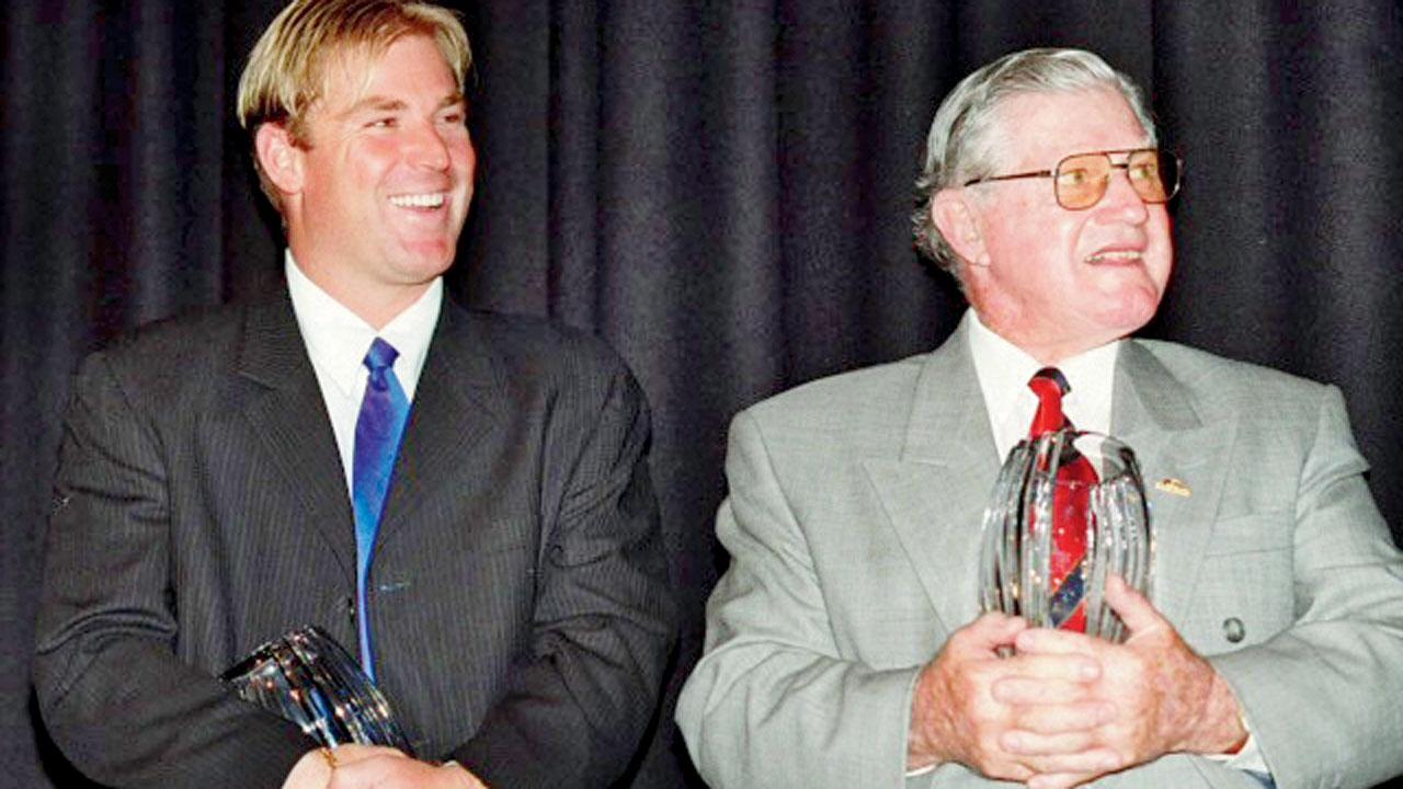 Neil Harvey (right) with the late Shane Warne at the Darling Harbour Convention Centre in Sydney on January 18, 2000. Pic/Getty Images