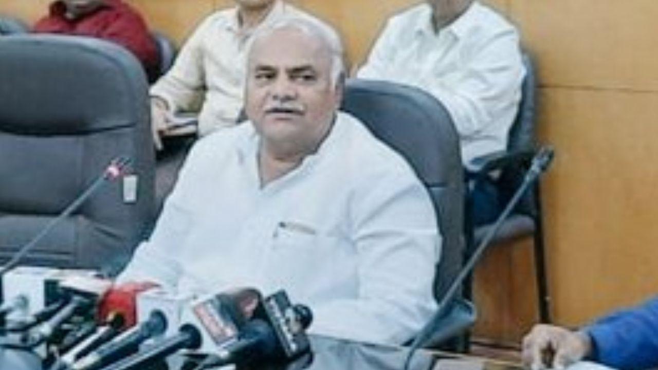 BJP hits out at Karnataka Min over video showing currency notes showered on him in Hyderabad