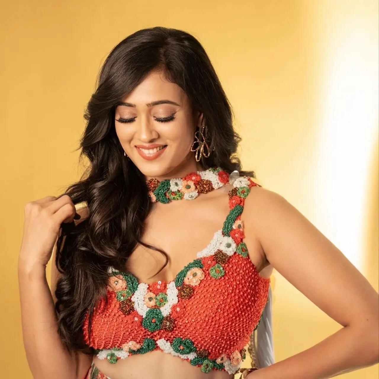Shweta's choice of a nude makeup approach was a brilliant decision, as it highlighted her natural beauty and allowed her outfit to take center stage