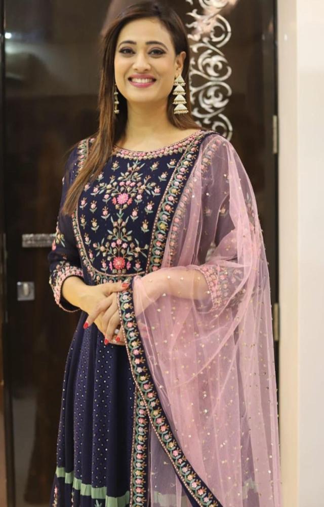 If you want to wear a simple traditional dress, Shweta`s blue Sharara set is the best choice