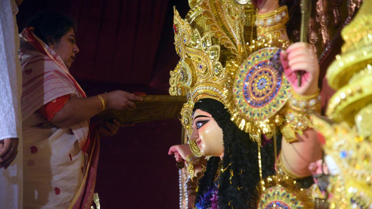 Before applying the vermillion to each other, the women ceremoniously apply 'sindoor' on the idols of the Goddess and her divine offspring, expressing their gratitude and reverence.
