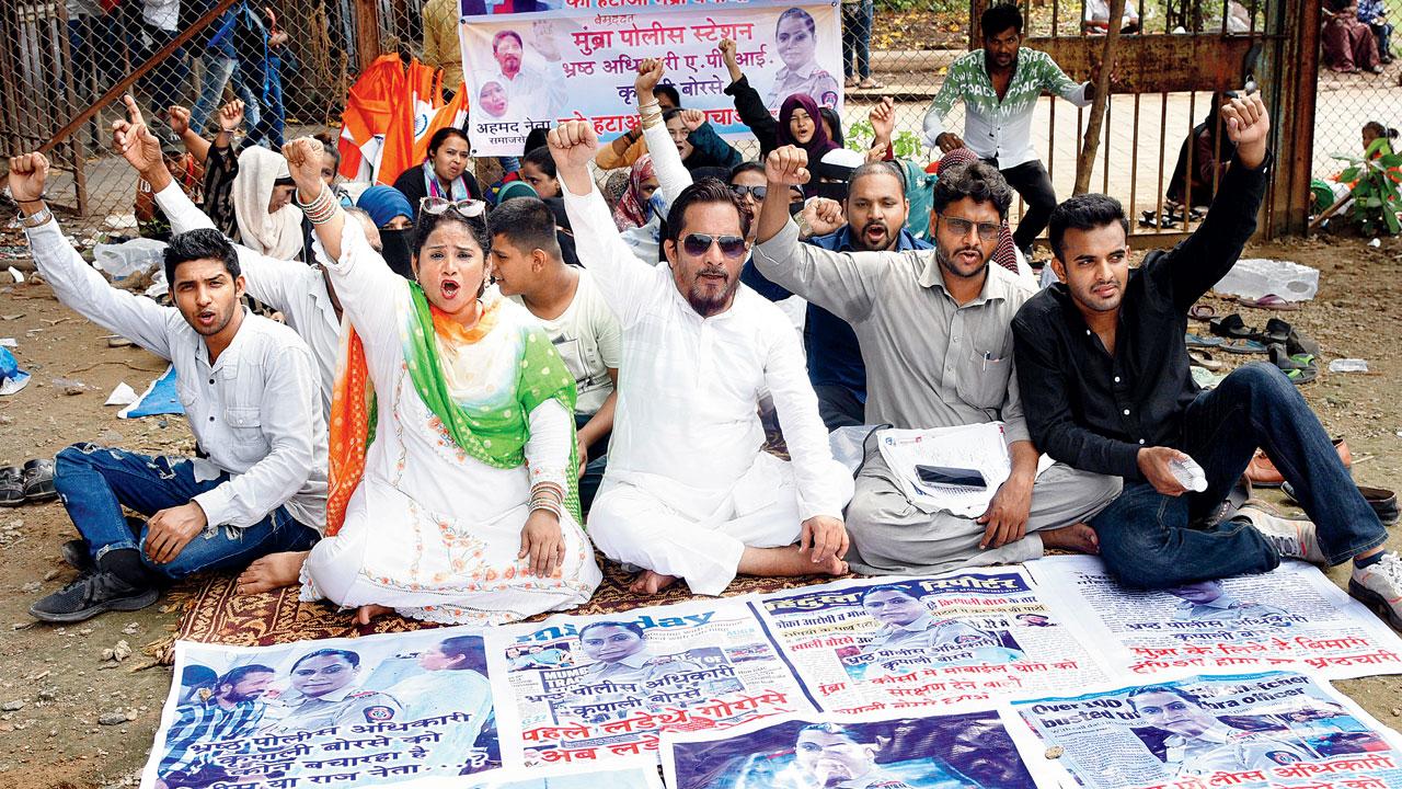Members of Sukun Mahila Samajik Sanstha and residents of Mumbra at their protest at Azad Maidan. Pic/Satej Shinde