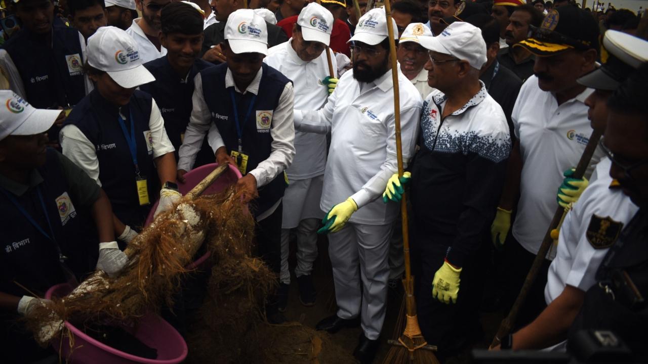 Maharashtra Governor Ramesh Bais and Chief Minister Eknath Shinde on Sunday joined citizens in a cleanliness campaign at Girgaon Chowpatty in Mumbai