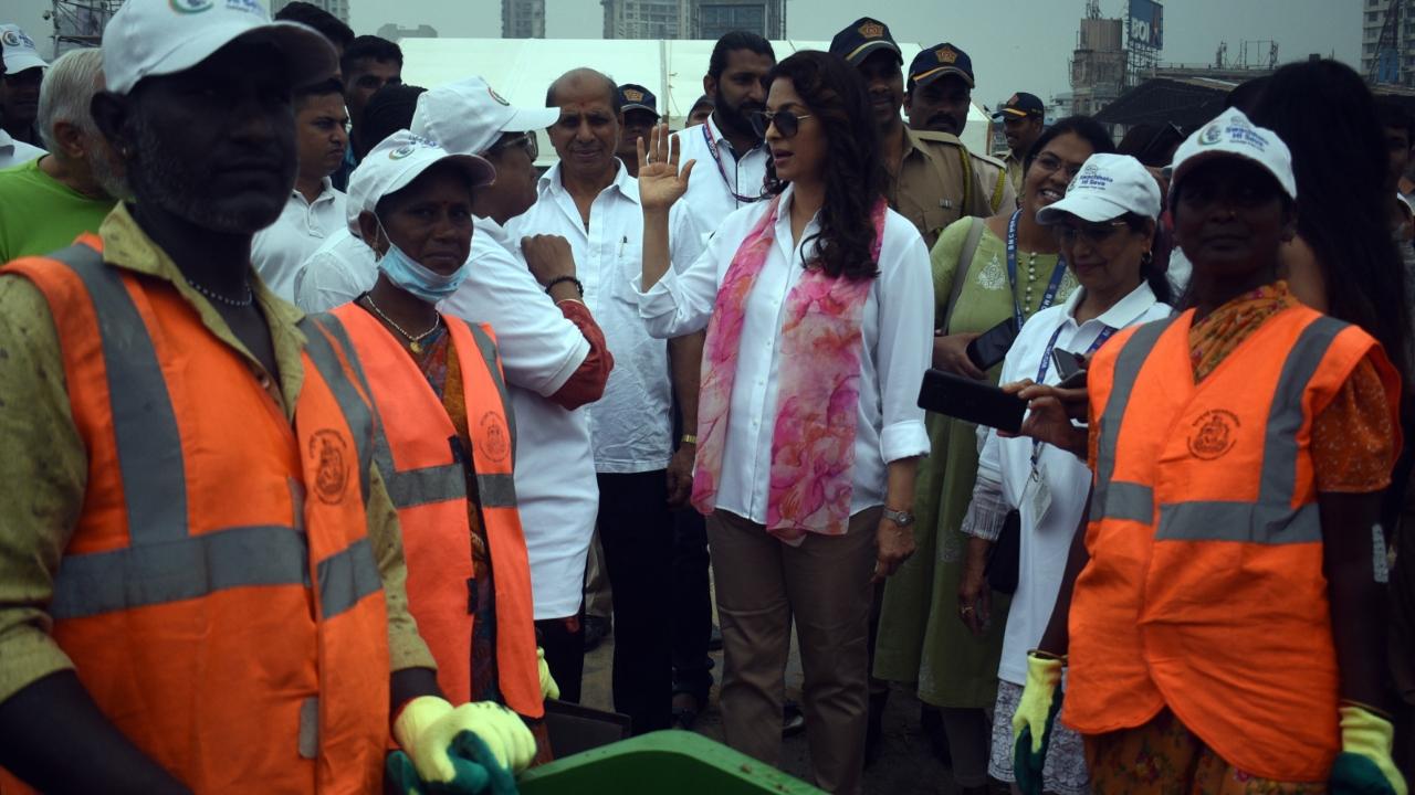 Bollywood actor Juhi Chawla was also seen taking part in the cleanliness drive. She was also seen interacting with those participating in the campaign