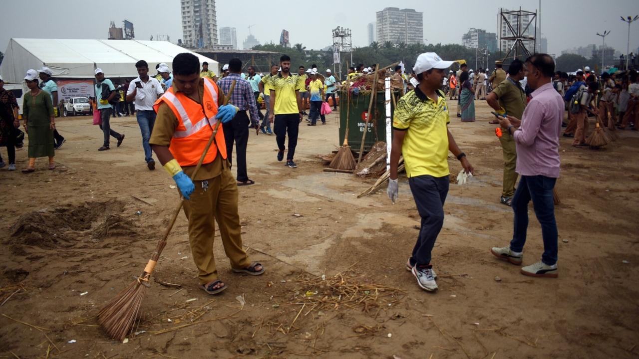 Deputy Chief Minister Devendra Fadnavis also took part in the drive at Girgaon Chowpatty