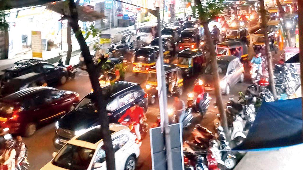 Mumbai: Traffic nightmare at junction near 2 Garba grounds in Borivli