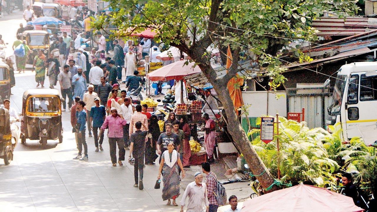 Thane: Traffic snarls caused by hawkers irk Mumbra locals