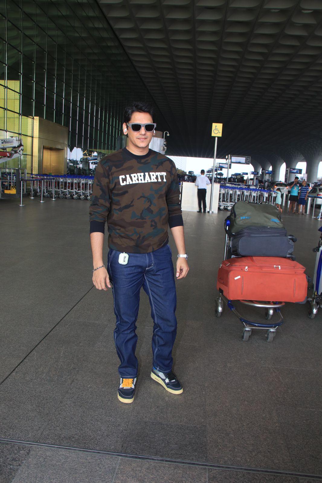 Vijay Varma looked hot in a sweatshirt paired with blue jeans