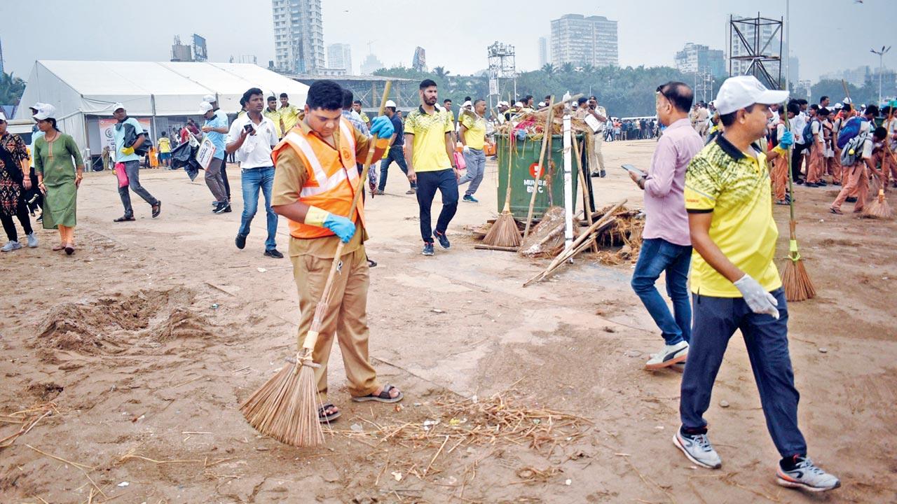 Citizens participate in the Swachhata Hi Seva programme organised by the BMC at Girgaon Chowpatty on October 1. Pic/Sameer Markande