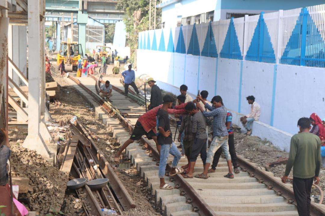 Work of construction of 6th line between Khar and Goregaon stations underway