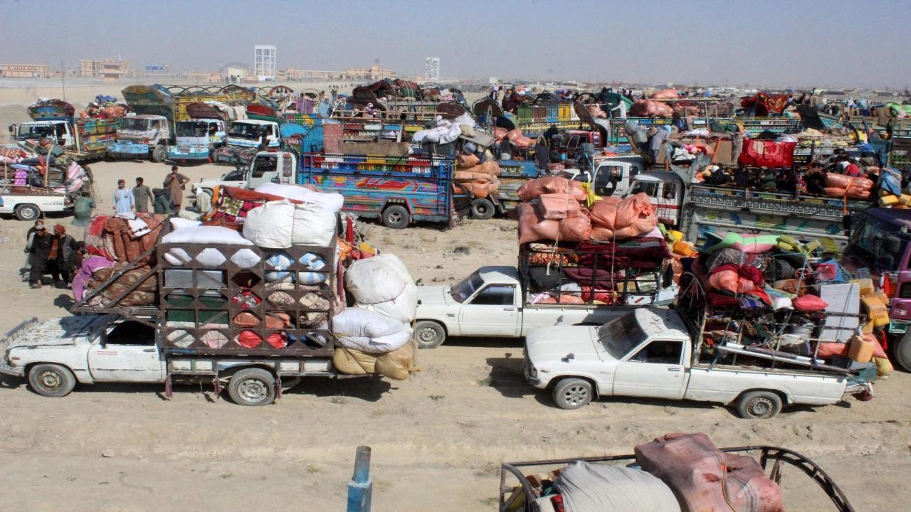 Afghans in droves head to border to leave Pakistan ahead of a deadline