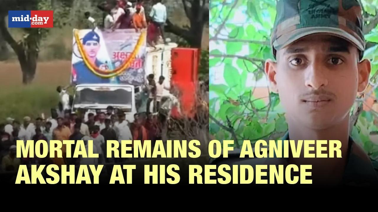 Mortal remains of Agniveer Akshay brought to his residence in Buldhana