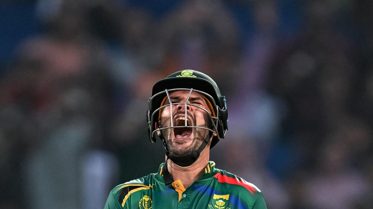 After the fall of the wicket of de Kock, Aiden Markram came in at no.4. Markram smashed 106 runs in just 54 balls including 14 fours and 3 sixes against Sri Lanka. Aiden Markram registered his name in the list of the fastest World Cup century in history which came in just 49 balls
