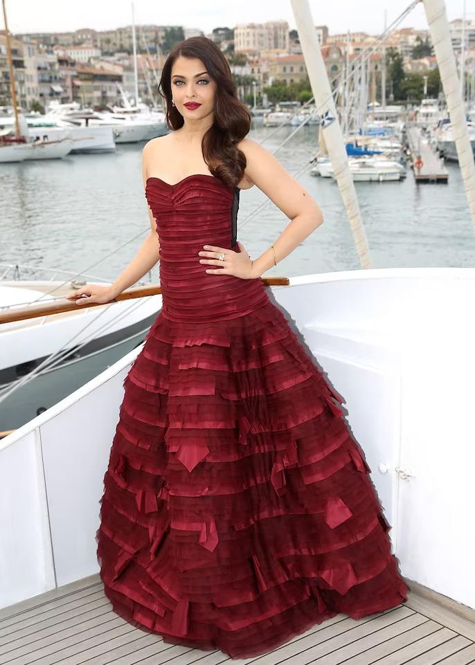 For Cannes 2015, the actress wore a strapless Oscar De La Renta dress, and what stood out the most was the rich claret red color. She complemented her outfit with bold red lips, slightly messy hair, and just a touch of jewelry.