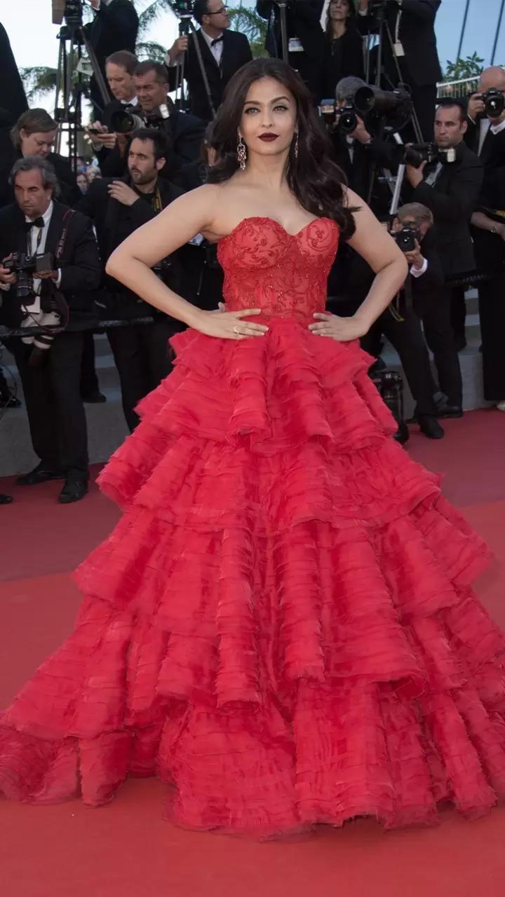 Back in 2017, on day 4 of the Cannes Film Festival, the actor chose to wear a fancy red dress by Ralph & Russo on the red carpet. She paired it with deep wine-colored lipstick and let her hair flow in loose waves.
