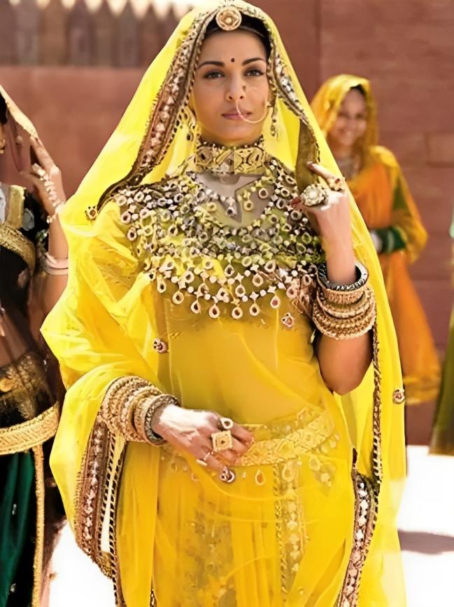 In the movie Jodhaa Akbar from 2008, costume designer Neeta Lulla worked her magic to make Aishwarya Rai look grand in the Mughal era style. Neeta shared on costumersguide.com, 
