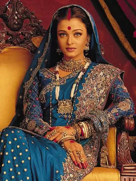 In the movie Devdas from 2002, Aishwarya Rai looked absolutely gorgeous in the early 1900s setting. What's interesting is that Neeta Lulla and Sanjay Leela Bhansali actually went to Kolkata and bought 600 saris. They mixed and matched these saris to create unique outfits exclusively for Paro!