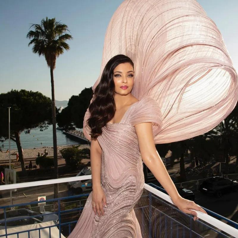 Couturier Gaurav Gupta compared Aishwarya Rai Bachchan's outfit at Cannes 2022 to 'The Birth of Venus.' It took a whopping 3500 hours to create this custom look.  Gaurav Gupta's creation at the 2022 Cannes Film Festival was a fashion-art moment, reflecting Aishwarya Rai Bachchan's beauty
