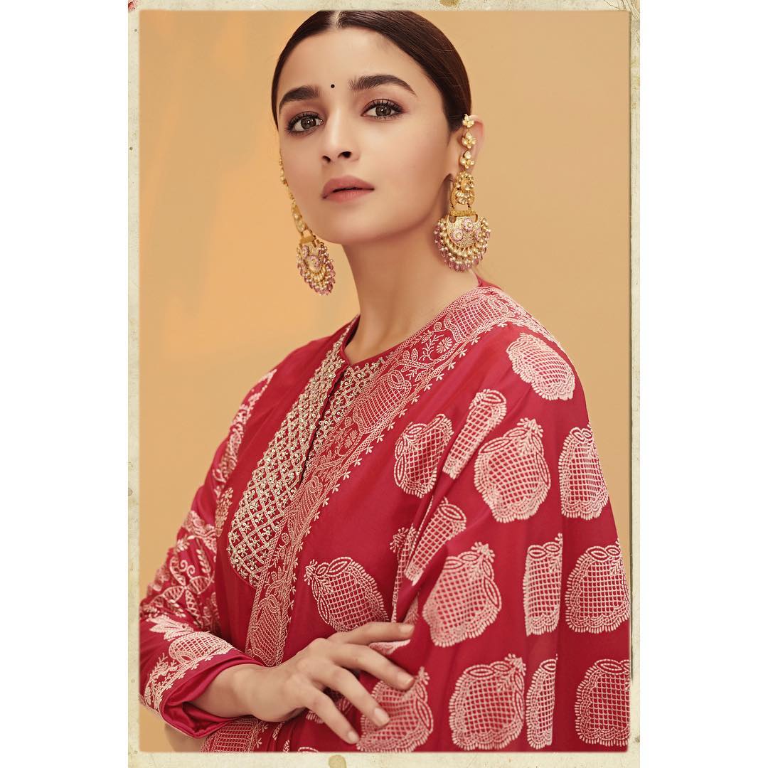 Alia Bhatt looked absolutely stunning in a red Ekaya Banaras kurta set and eye-catching statement earrings, styled by Ami Patel. Her makeup, flawlessly executed by Puneet B Saini, featured a soft brown smoky eye, a matte pink lipstick, and a radiant base with a subtle contour. 