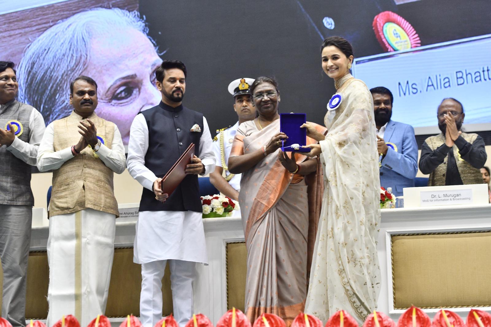 The actress was presented with the award by the Honourable President Droupadi Murmu
