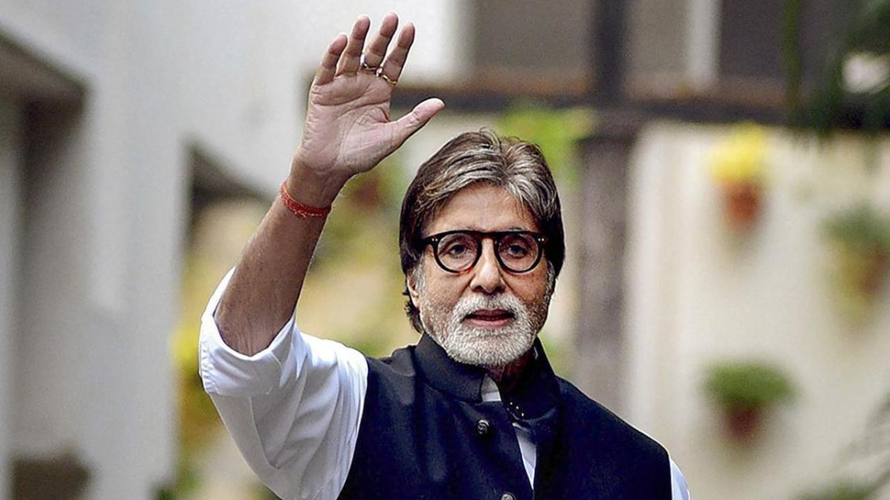 Amitabh Bachchan shared a picture of a mile long queue for Don