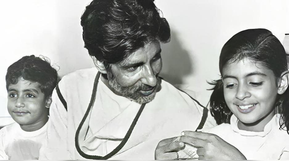 His breakthrough came in 1971, when he played a supporting role in Hrishikesh Mukherjee's Anand. Despite the presence of Rajesh Khanna, the reigning superstar of the late 1960s and early 1970s, Bachchan stood out as Dr. Bhaskar Banerjee.