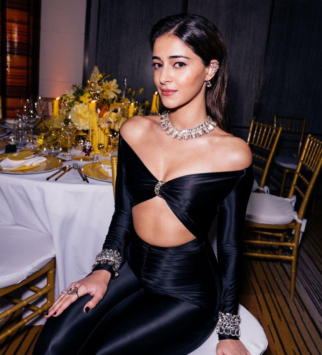 Ananya Panday's luxury cocktail outfit is something worth admiring. Just check out her appearance at the Swarovski dinner in NYC for some fashion inspiration. She rocked a long, black cut-out leotard adorned with lots of shiny jewelry. 