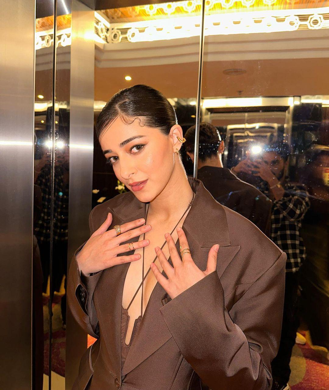 Ananya Panday spiced up her outfit by wearing a halter strap bodysuit with a plunging neckline. She paired it with an oversized blazer!