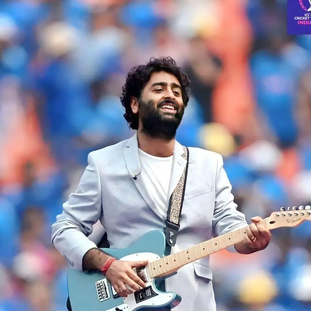 The match kicked off with a performance by Arijit Singh, who charmed the crowd with his heartfelt songs.