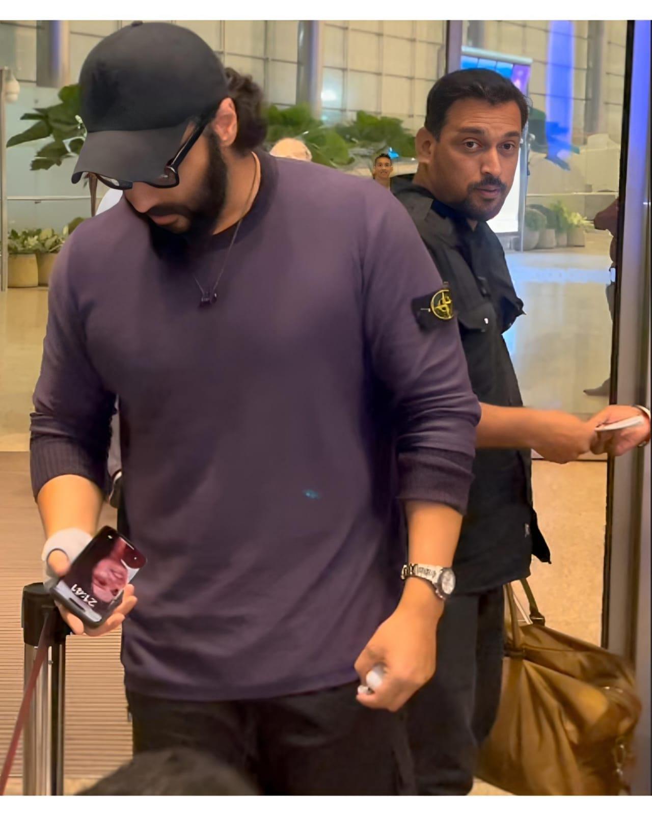Arjun Kapoor was spotted at the airport early in the morning today!