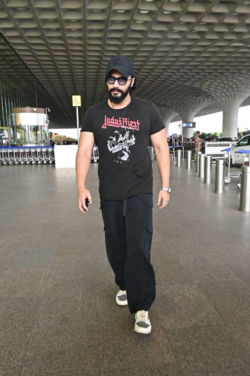 The actor chose an all-casual look. He was seen in a black T-shirt and comfortable jeans with a cap to match