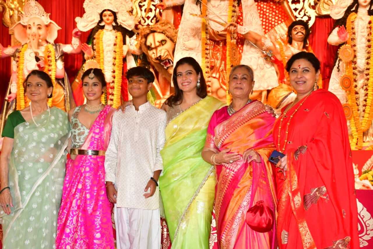 Jaya Bachchan joined Tanuja, Kajol, Tanishaa, Sharbani Mukerji and Yug Devgan for pictures