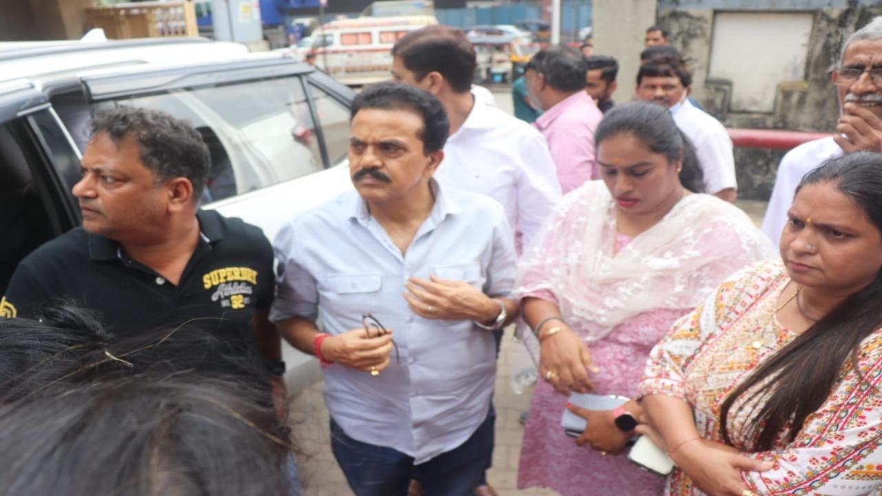 Shiv Sena leader and former Maharashtra minister Aditya Thackeray and Congress leader Sanjay Nirupam on Friday visited Trauma Hospital to inquire about the health of those injured in Goregaon building fire. Pic/ Anurag Ahire