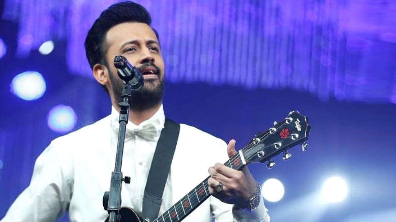 Atif Aslam stops concert in US after fans throws money at him