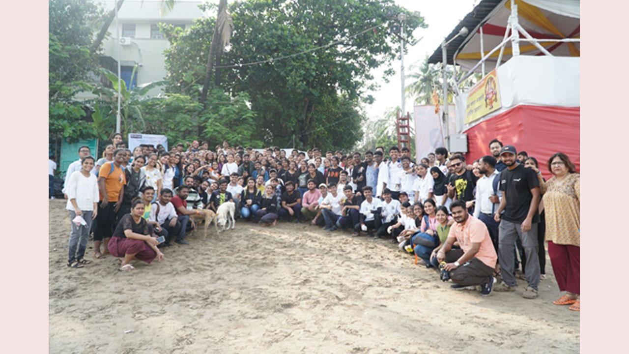 Beach Warriors led by Dr Chinu Kwatra in association with Transworld Group celebrated 287th week of Beach Cleanup with Mumbaikars